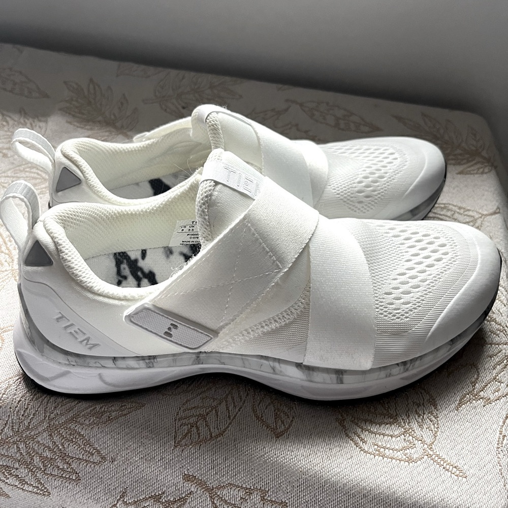 Women’s Tiem white spin shoes size 8
Like brand new!